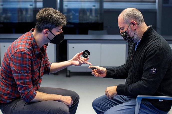 Daniel Prades y Ángel Diéguez, investigadores de la UB que han liderado el proyecto de un microscopio de alta resolución