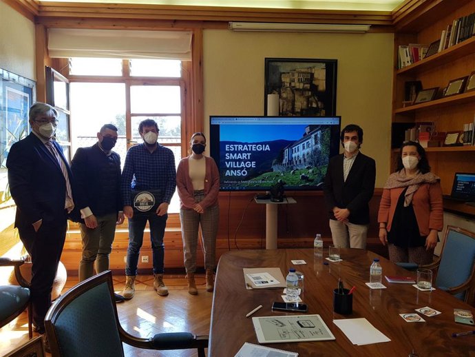 La consejera de Ciencia, Universidad y Sociedad del Conocimiento, Maru Díaz, ha conocido el proyecto para impulsar un Centro Tecnológico Rural en Ansó, dentro de su transformación en Smart Village