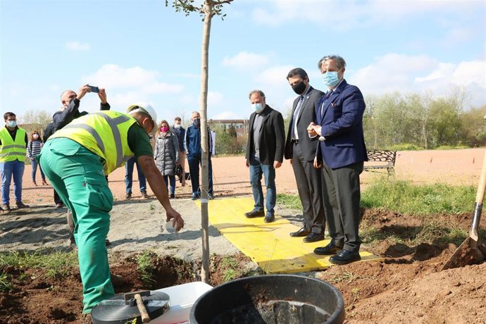 Plantación de árboles en el Parque de Levante con José María Bellido y Salvador Fuentes.