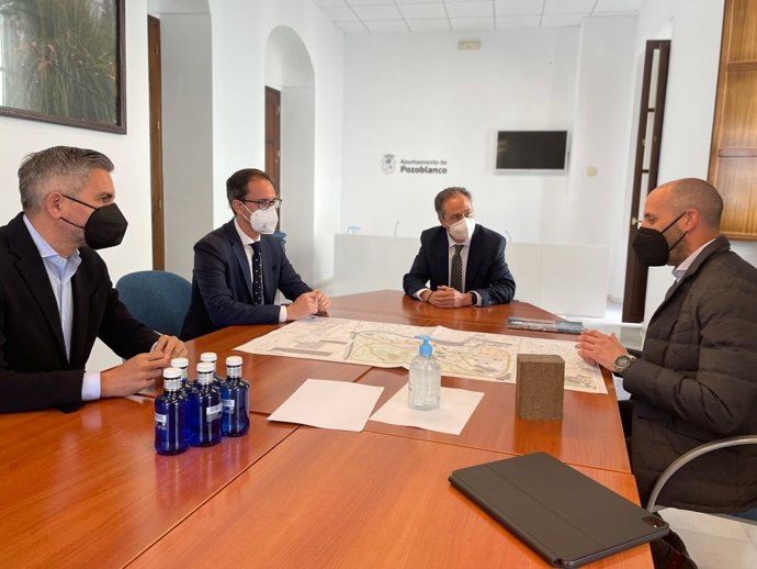 El delegado de Turismo, Regeneración, Justicia y Administración Local de la Junta en Córdoba, Ángel Pimentel (al fondo), en su visita a Pozoblanco.