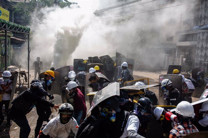 08 March 2021, Myanmar, Yangon: Protesters clash with security forces during a protest against the military coup and the detention of civilian leaders in Myanmar. Photo: Aung Kyaw Htet/SOPA Images via ZUMA Wire/dpa