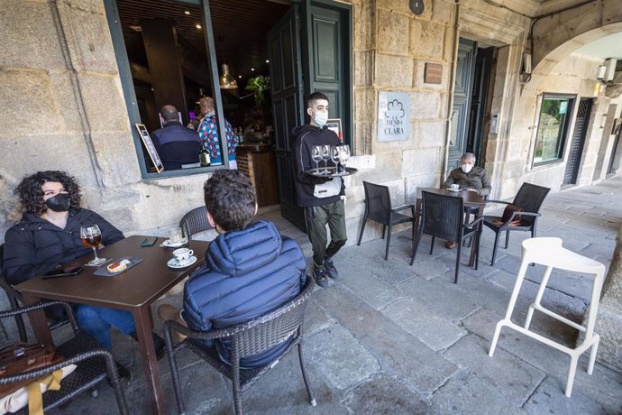 Un empleado trabaja en la terraza de su establecimiento durante el primer día de la reapertura del interior de los bares y restaurantes en Pontevedra, Galicia (España), a 8 de marzo de 2021. Desde hoy la Xunta permite la apertura de las áreas sanitarias