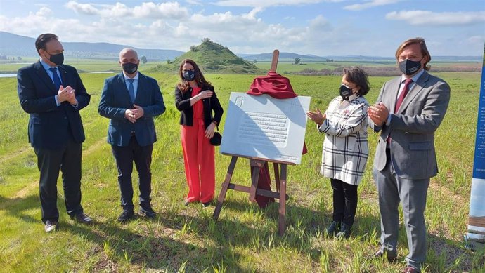 El delegado de la Junta de Andalucía en Córdoba, Antonio Repullo (dcha.), en la visita a Fuente Obejuna.