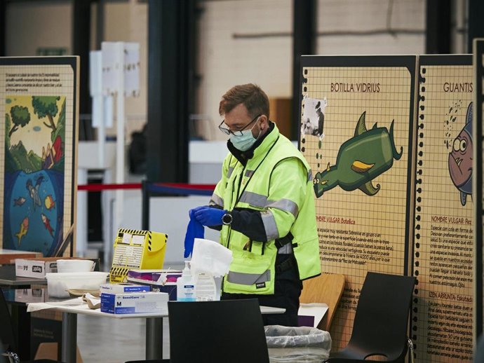 Archivo - Un profesional sanitario se prepara para realizar test de antígenos o PCR de detección del COVID-19 al Recinto ferial de Navarra (REFENA), Pamplona, Navarra (España), a 13 de enero de 2021.