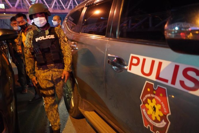 Agentes de la Policía de Filipinas durante un operativo en Metro Manila