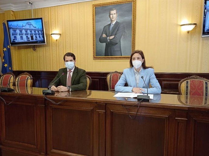 La delegada de Fomento, Infraestructuras y Ordenación del Territorio de la Junta en Córdoba, Cristina Casanueva, y el alcalde de Cabra, Fernando Priego.