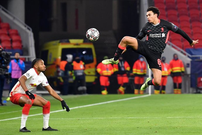 Christopher Nkunku y Trent Alexander-Arnold en el Leipzig-Liverpool de la ida de octavos de Liga de Campeones