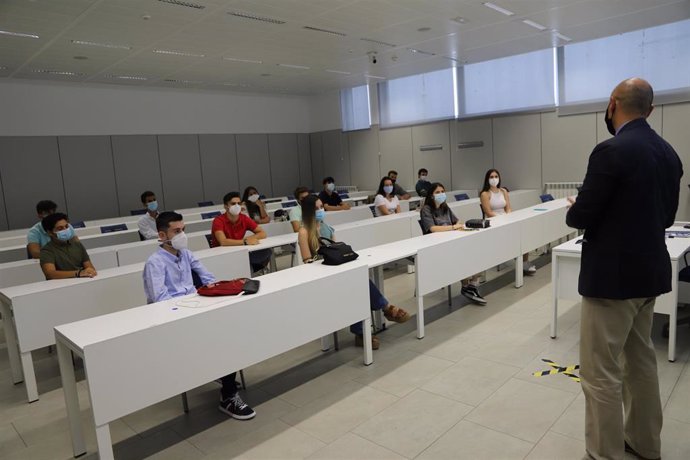 Alumnos de la Universidad Loyola Andalucía asisten a una clase presencial, en una imagen de archivo.