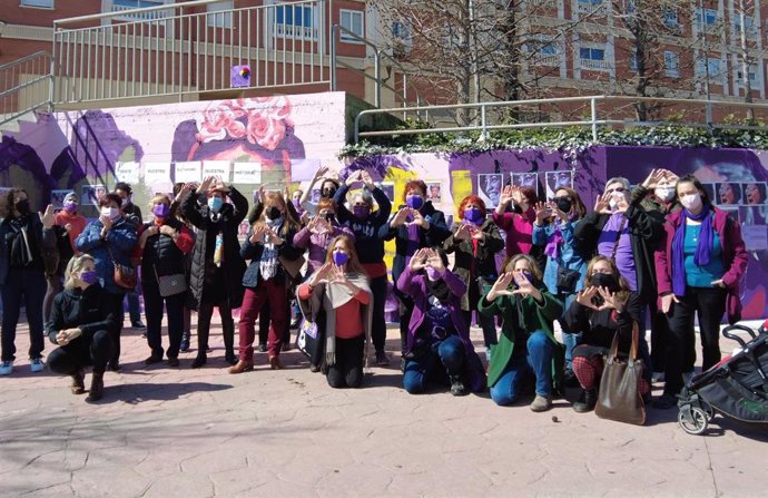 Una veintena de mujeres recomponen con imágenes el mural feminista vandalizado en Getafe