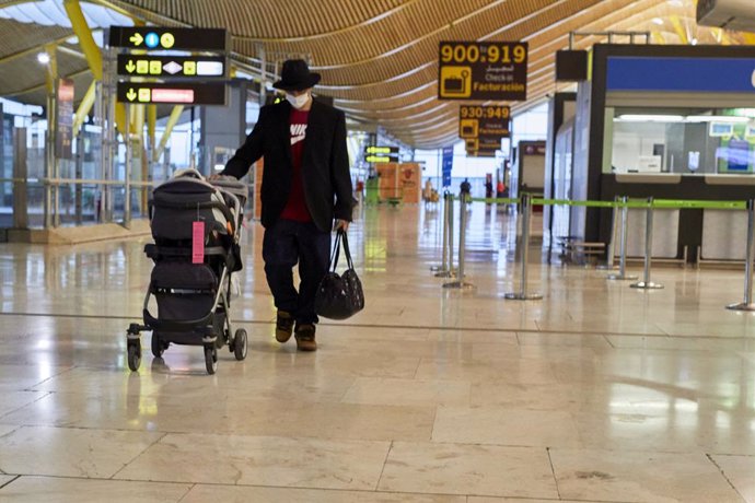 Archivo - Un hombre camina por la terminal T4 del Aeropuerto Adolfo Suárez Madrid-Barajas el mismo día en que se restringen los vuelos procedentes de Brasil y Sudáfrica, en Madrid, (España), a 3 de febrero de 2021. Esta restricción, impuesta por el Gobi