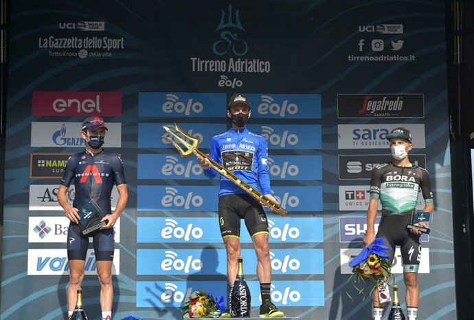 Podio de la Tirreno-Adriático 2020, con Simon Yates (en el centro) como ganador, por delante de Geraint Thomas (izquierda) y de Rafal Majka (derecha)