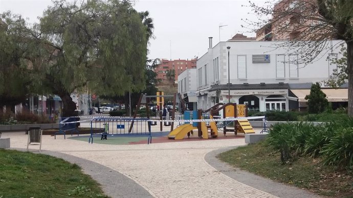 Archivo - Parque infantil precintado en Badajoz, en una foto de archivo
