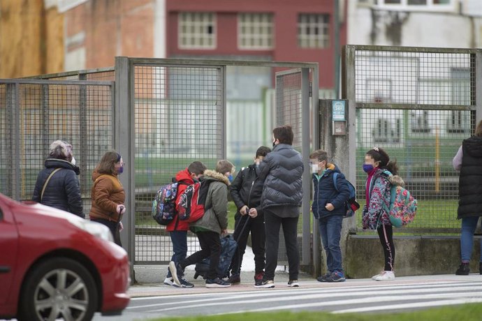Un grupo de niños a la entrada de un colegio