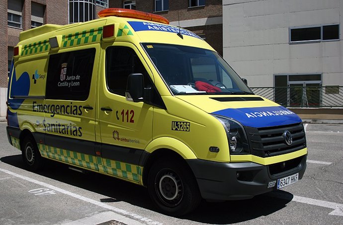 Archivo - Imagen de archivo de una ambulancia soporte vital básico de Sacyl