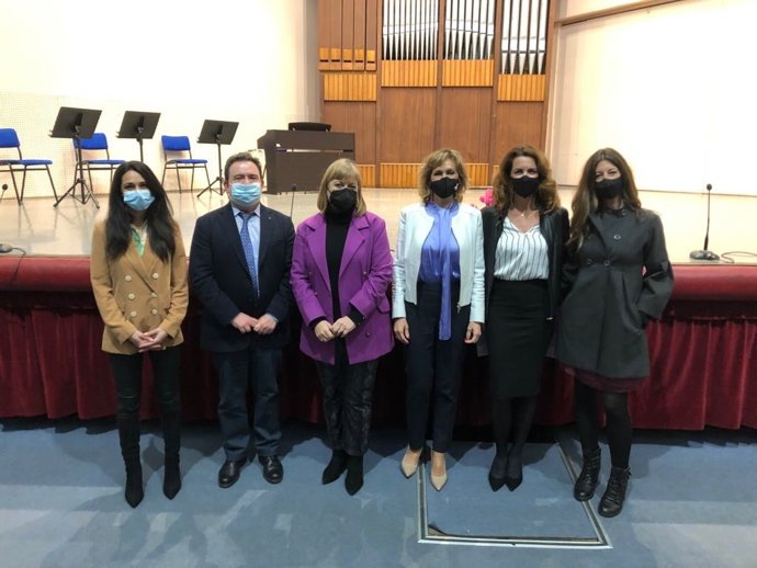 La delegada de Educación y Deporte, Inmaculada Troncoso (tercera por la dcha.), con las participantes en la mesa redonda.