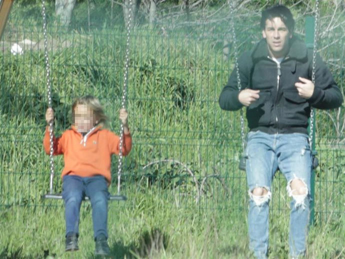 Archivo - Mario Casas y su hermano Daniel en los columpios