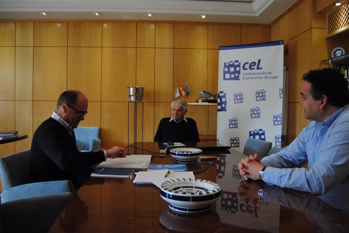 El primer presidente de la CEG, Álvaro Rodríguez Eiras, en una reunión mantenida con Eduardo Valín y Jaime López, de la CEL.