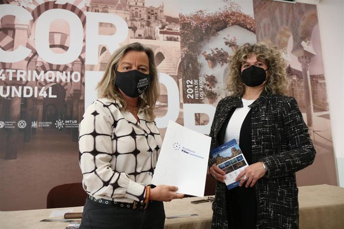 La presidenta del Instituto Municipal de Turismo (Imtur) de Córdoba, Isabel Albás, y la directora de Andalucía Film Commission, Piluca Querol.