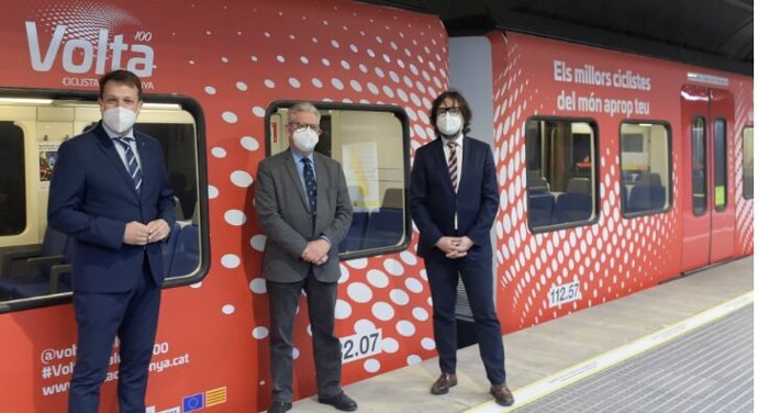 El secretario general de l'Esport, Gerard Figueras, el presidente de la Volta Ciclista a Catalunya Associació Esportiva, Rubn Peris y el presidente de FGC, Ricard Font