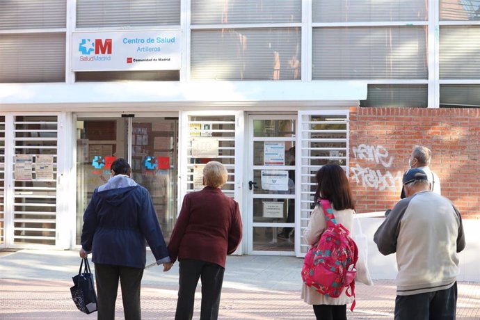 Archivo - Varias personas hacen cola en el Centro de Salud Vicálvaro-Artilleros en el distrito de Vicálvaro