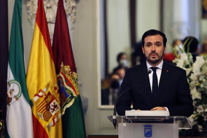 El ministro de Consumo, Alberto Garzón, se dirige al público asistente después de visitar el Ayuntamiento de Málaga a 24 de febrero 2021