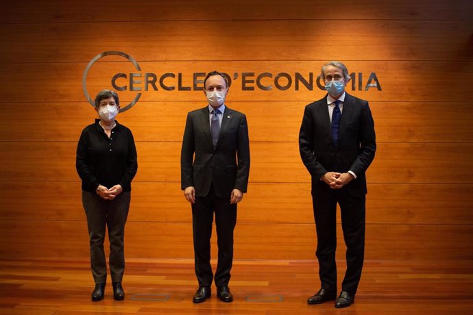 El jefe de Gobierno de Andorra, Xavier Espot, en el centro, acompañado por la delegada de Gobierno en Catalunya, Teresa Cunillera (izq), y el presidente de Cercle d'Economia, Javier Faus