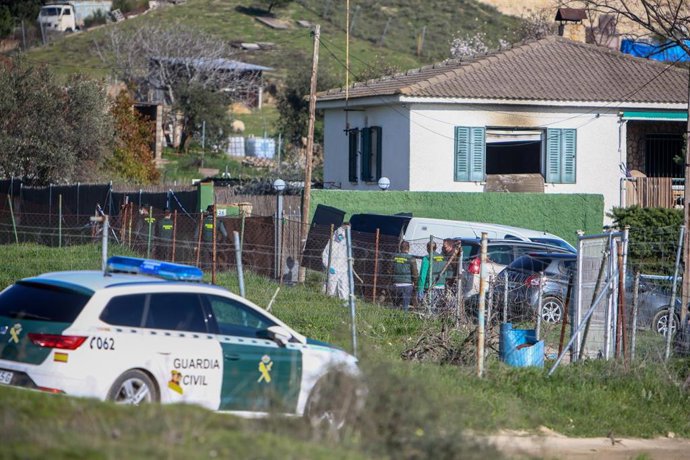 Agentes de la Guardia Civil realizan investigaciones en la vivienda donde han muerto tres personas durante un incendio, en El Molar, Madrid (España), a 9 de marzo de 2021. El 112 ha recibido un aviso de la Policía Local sobre las 12.30 horas de este mar