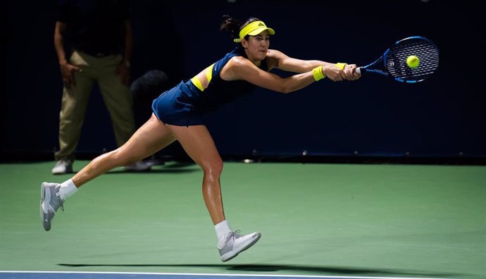 Garbiñe Muguruza golpea un revés durante un partido en el torneo de Dubai 