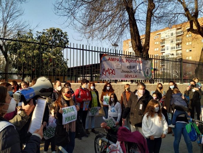 Protesta de la comunidad educativa del CEIP Joaquín Turina