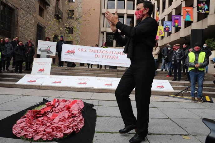 Archivo - Un empleado de un tablao flamenco a nivel nacional se concentran frente al Ministerio de Justicia, en Madrid (España), a 16 de diciembre de 2020.
