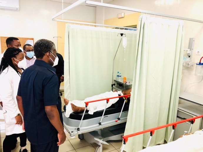 Imagen tomada por el gabinete del vicepresidente de Guinea Ecuatorial Teodoro Nguema Obiang Mangue,  durante su visita a los heridos por la explosión de Bata que ha dejado casi un centenar de muertos.