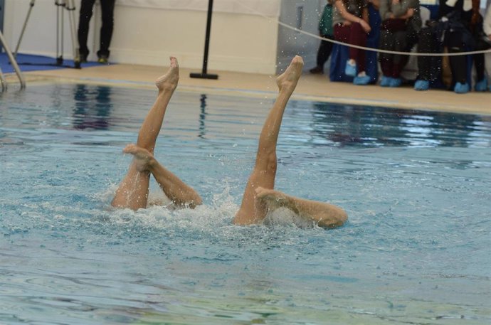 Archivo - Ona Carbonell y Gemma Mengual entrenando, natación sincronizada, en 2016