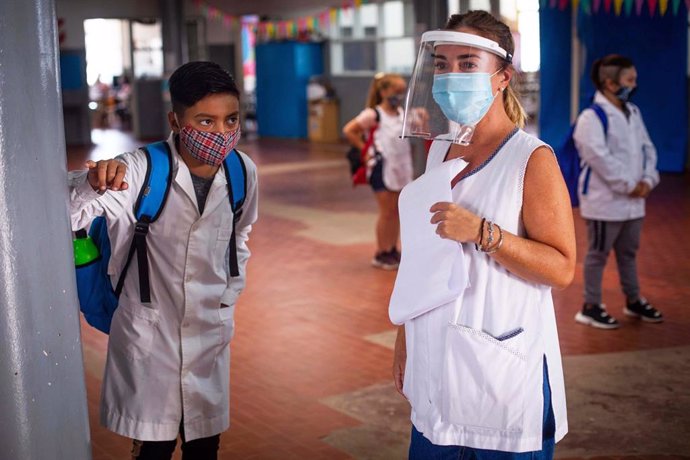 Estudiantes con protección frente al coronavirus en Argentina.