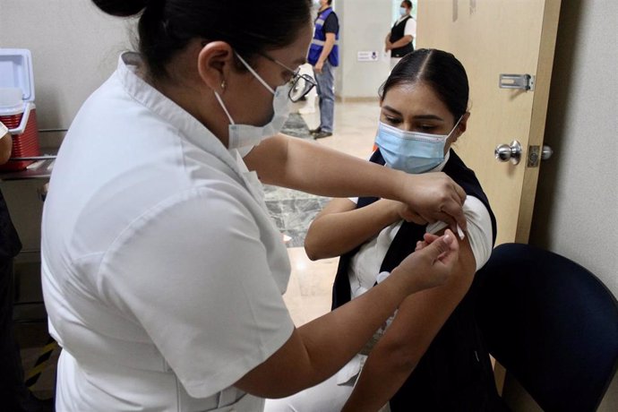 Una enfermera se vacuna contra la COVID-19 en México.