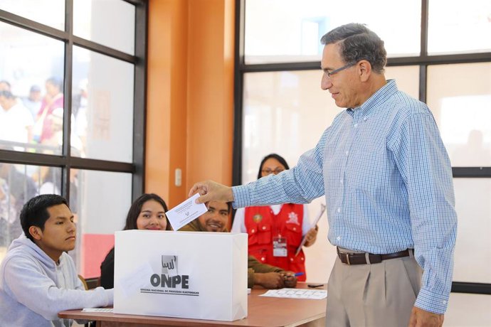 Archivo - El expresidente peruano Martín Vizcarra depositando su voto en las elecciones legislativas de 2020.