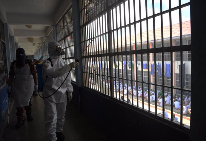 Archivo - 14 April 2020, Malaysia, Kuantan: Workers in protective clothings take part in an operation to disinfect the Penor prison as a pre-emptive measure to curb the spread of coronavirus. Photo: Mohd Faizol Aziz/BERNAMA/dpa