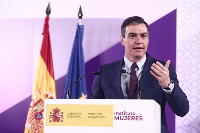 El presidente del Gobierno, Pedro Sánchez, interviene durante el acto institucional con motivo del 8 de marzo, Día Internacional de la Mujer, organizado por el Ministerio de Igualdad, en Madrid, (España), a 8 de marzo de 2021. Durante el acto se proyect