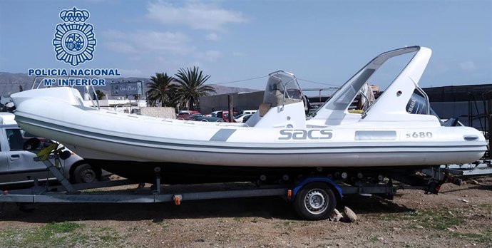 Nota De Prensa Y Fotografía: "La Policía Nacional Decomisa Una Planeadora De Contrabando En Almería"