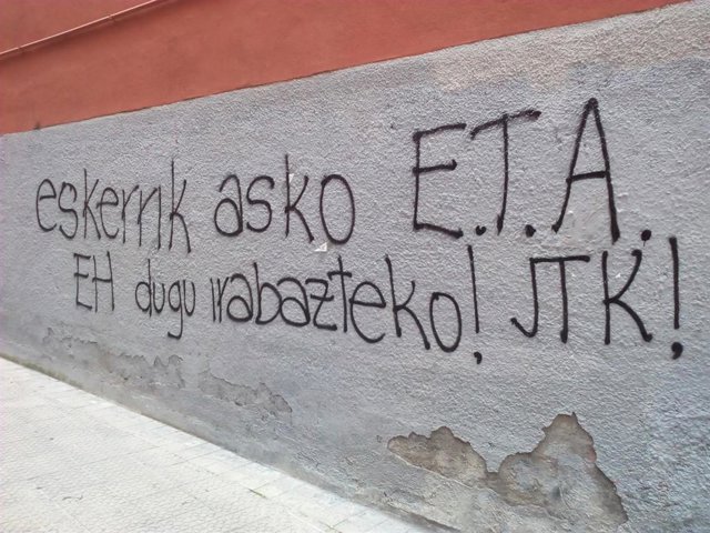 Archivo - Pintadas de radicales en la que dan "gracias" a ETA