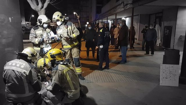 Els Bombers de la Generalitat evacuen un centenar de persones per l'incendi en un bloc de pisos de Molins de Rei (Barcelona).