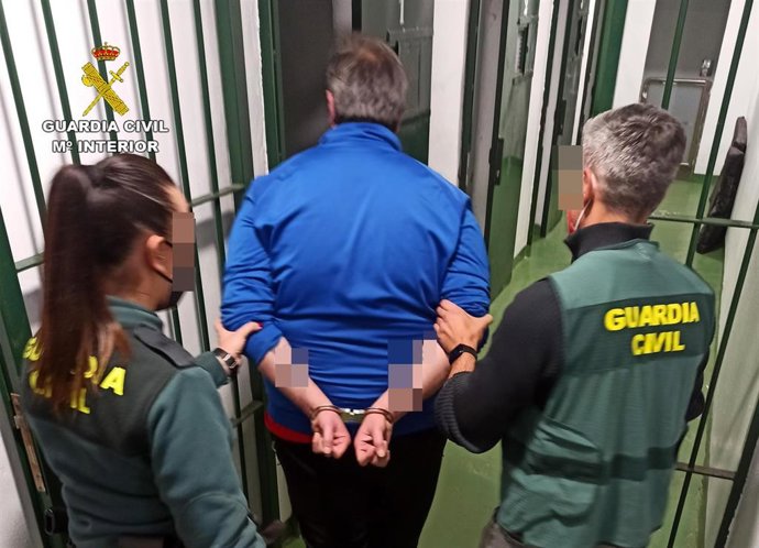 Imagen de uno de los detenidos custodiado por la Guardia Civil