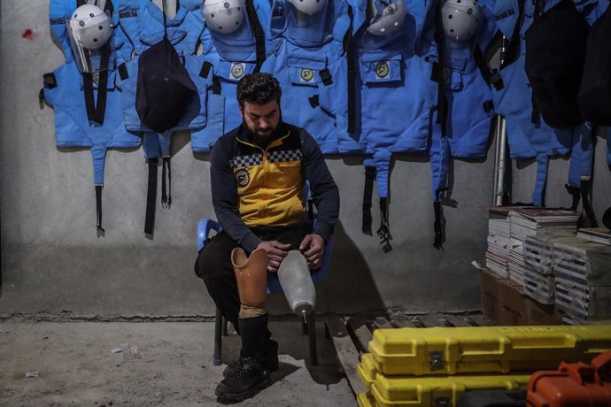 Archivo - 25 January 2021, Syria, Idlib City: Hasan Tflah, 27, the leader of an unexploded ordnance removal team of the Syria Civil Defence, commonly referred to as White Helmets, prepares for duty. Tflah has been clearing undetonated mines and bomb rem