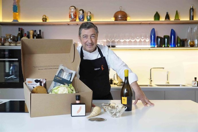 Archivo - Joan Roca con la cesta de 'Gastronomía sostenible'