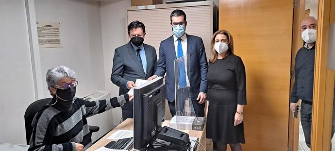 Los diputados del PSOE, Francisco Lucas, y de Cs, Juan José Molina, presentan la moción en el Registro de la Asamblea