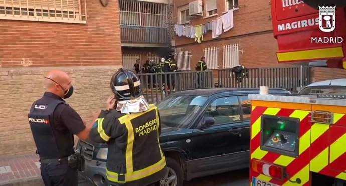 Archivo - Incendio en una vivienda de San Blas, Madrid.