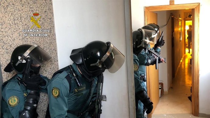 Agentes en la operación 'Hornoplant' en Almería