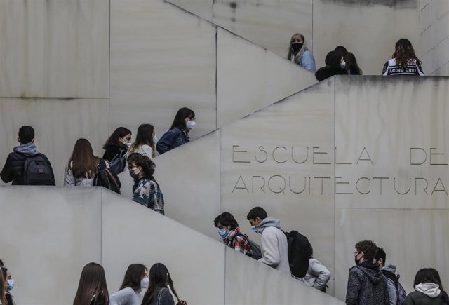 Varios estudiantes acuden a clases en una facultad de la Universidad de Valencia.