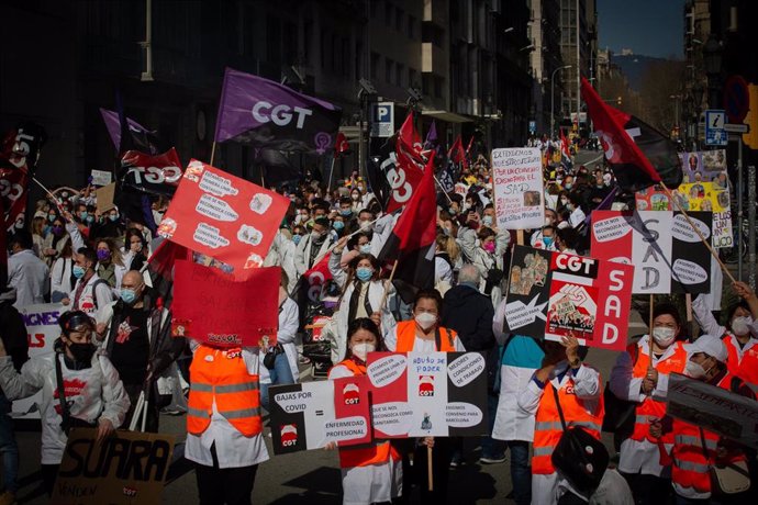 Unos 300 profesionales sanitarios han cortado este miércoles el tráfico en la Via Laietana de Barcelona en el primer acto de la huelga convocada por la Mesa Sindical de Catalunya en la capital catalana.