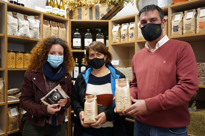 Diputada del áre de Empleo, Promoción Provincial y Sostenibilidad, Noemí Otero (izquierda) y responsables de la marca 'La criba de Valseca'.