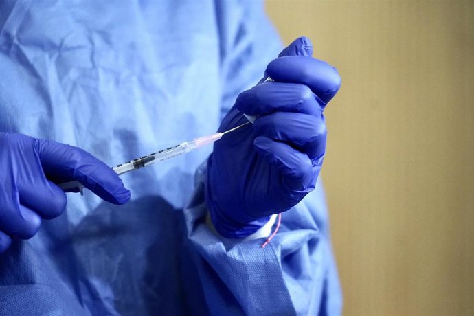 Una enfermera sostiene una jeringuilla con la vacuna contra la COVID-19.